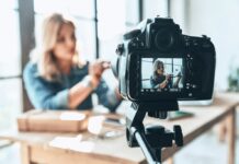 Influenceurs vlogueur qui tourne un vidéo