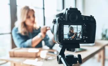 Influenceurs vlogueur qui tourne un vidéo