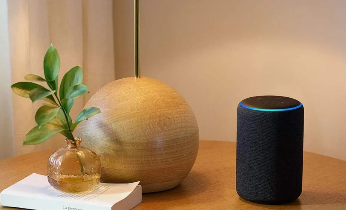 Alexa Amazon Echo sur une table de chevet