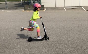 fille sur trottinette