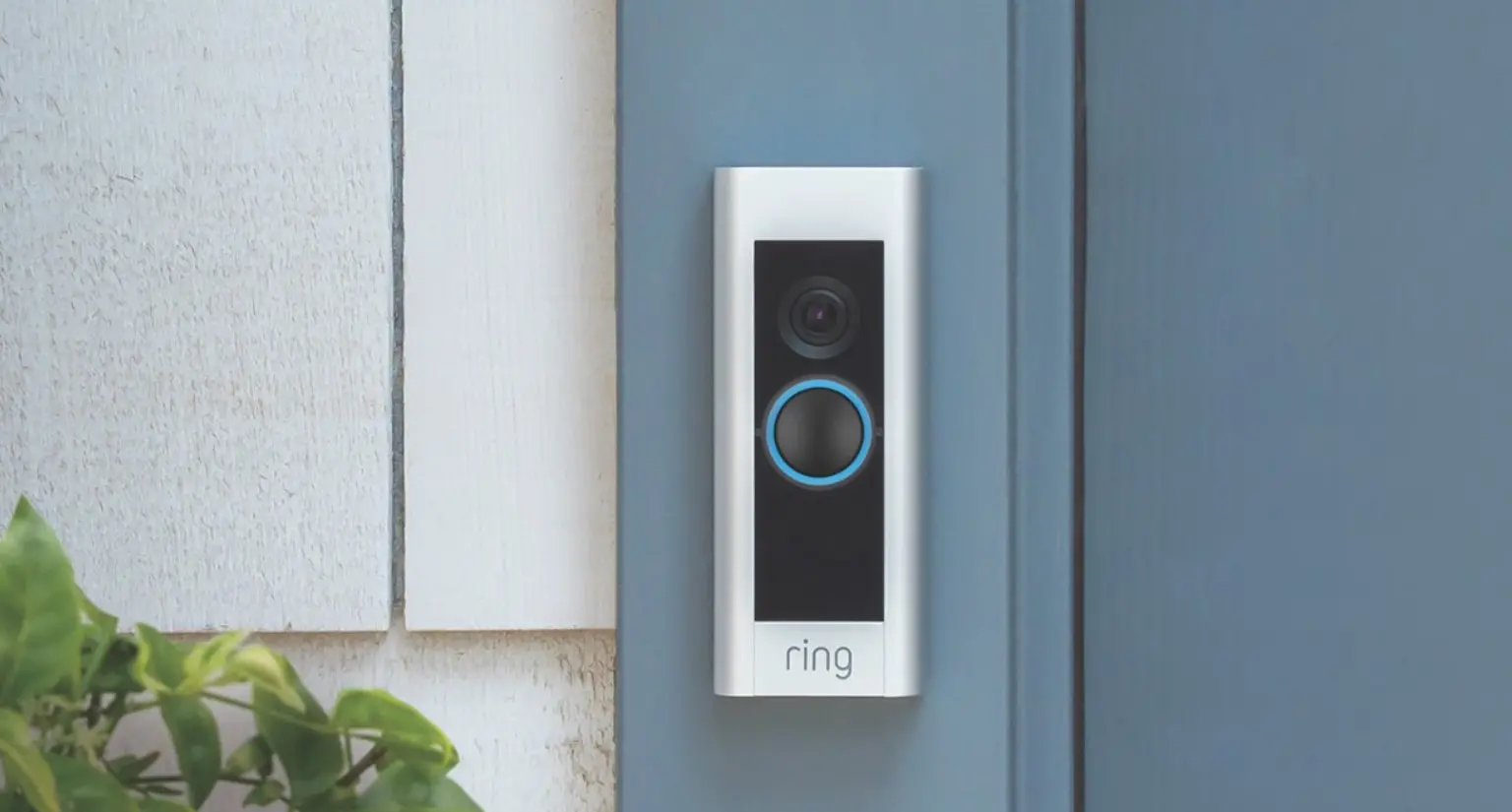sonnette Ring intelligente sur une porte bleu