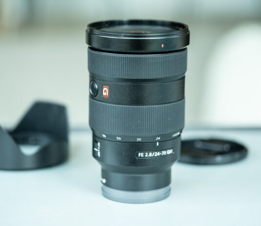 Un photo d'objectif de Sony FE 24-70mm f/2.8 GM lens