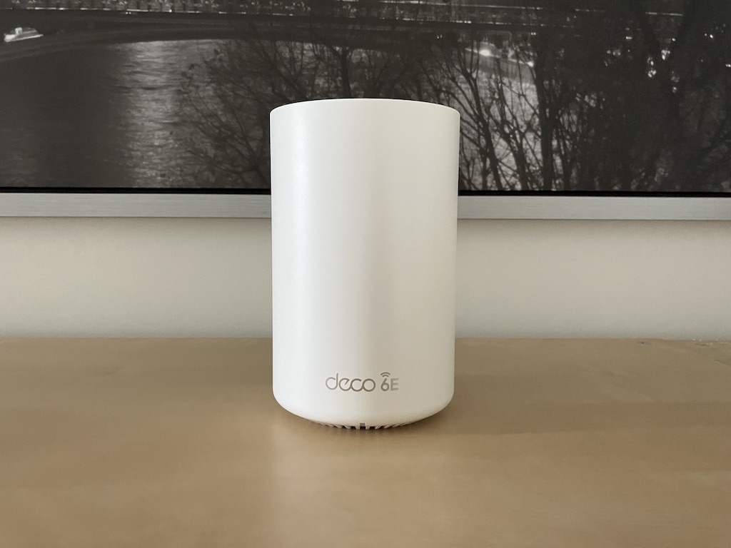 Une des bornes du routeur maillé Deco XE75 de TP-Link