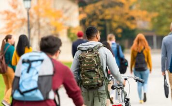 étudiants avec sac à dos rentrée scolaire