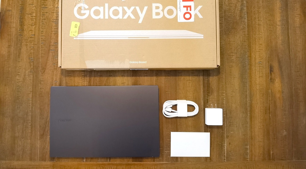 ouverture de la boite du Portable Galaxy Book 2 Pro de Samsung