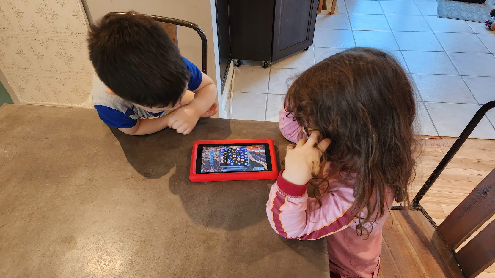 Enfants qui jouent avec la tablette PebbleGear de Snakebyte