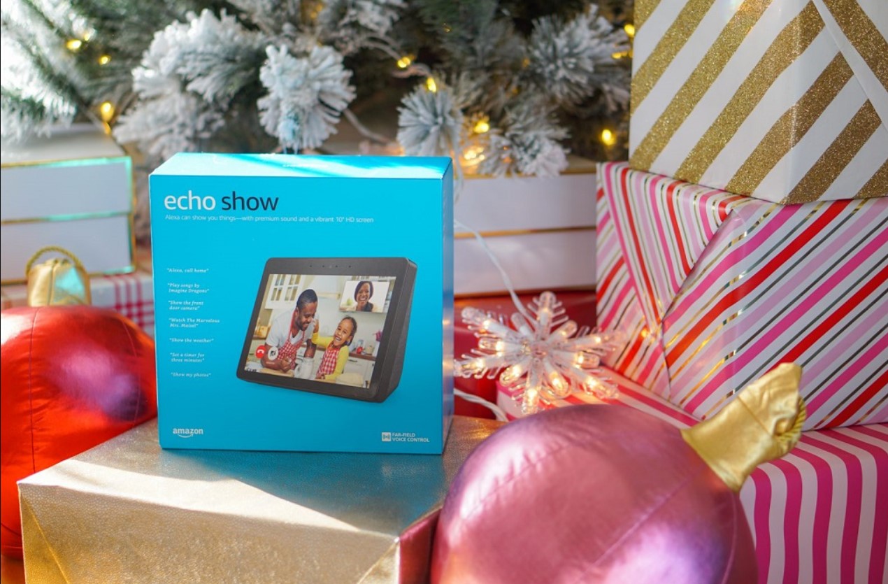 Echo Show Amazon avec écran et arbre de noel