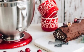 Batteur sur socle avec buche de Noël