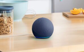Amazon echo dot bleu sur un comptoir de cuisine