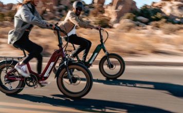 Deux personnes faisant du vélo électrique Aventon