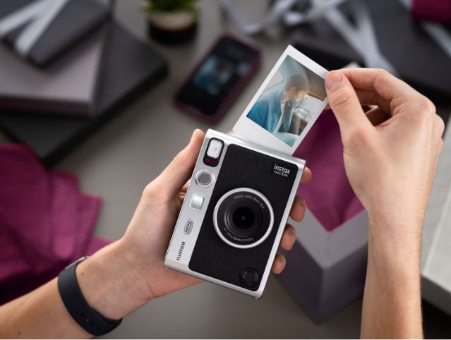 L’appareil photo instantané Instax Mini Evo de Fujifilm