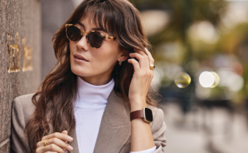 une femme dans la rue qui porte une montre fitbit