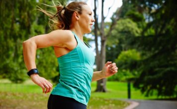 femme qui cours avec une montre fitbit