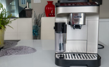 Image of De'Longhi Magnifica Evo expresso machine on table