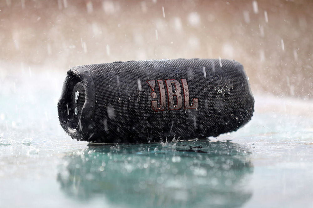 JBL Charge 5 waterproof speaker under the rain.