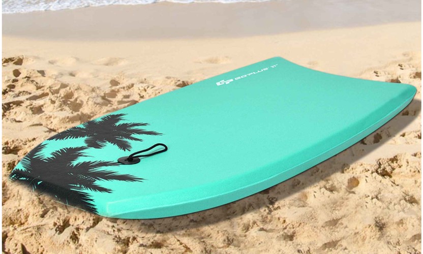 Planche de surf turquoise  sur une plage