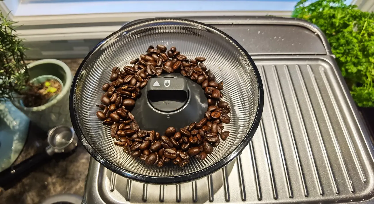 Moulin à grains avec grains de café Machine à expresso Barista Touch Impress de Breville