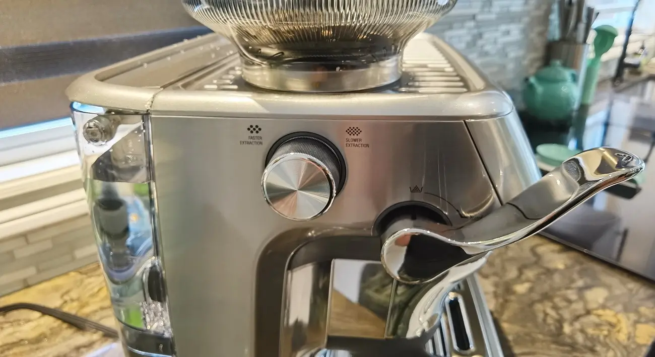 ajustements avec manivelle de la Machine à expresso Barista Touch Impress de Breville