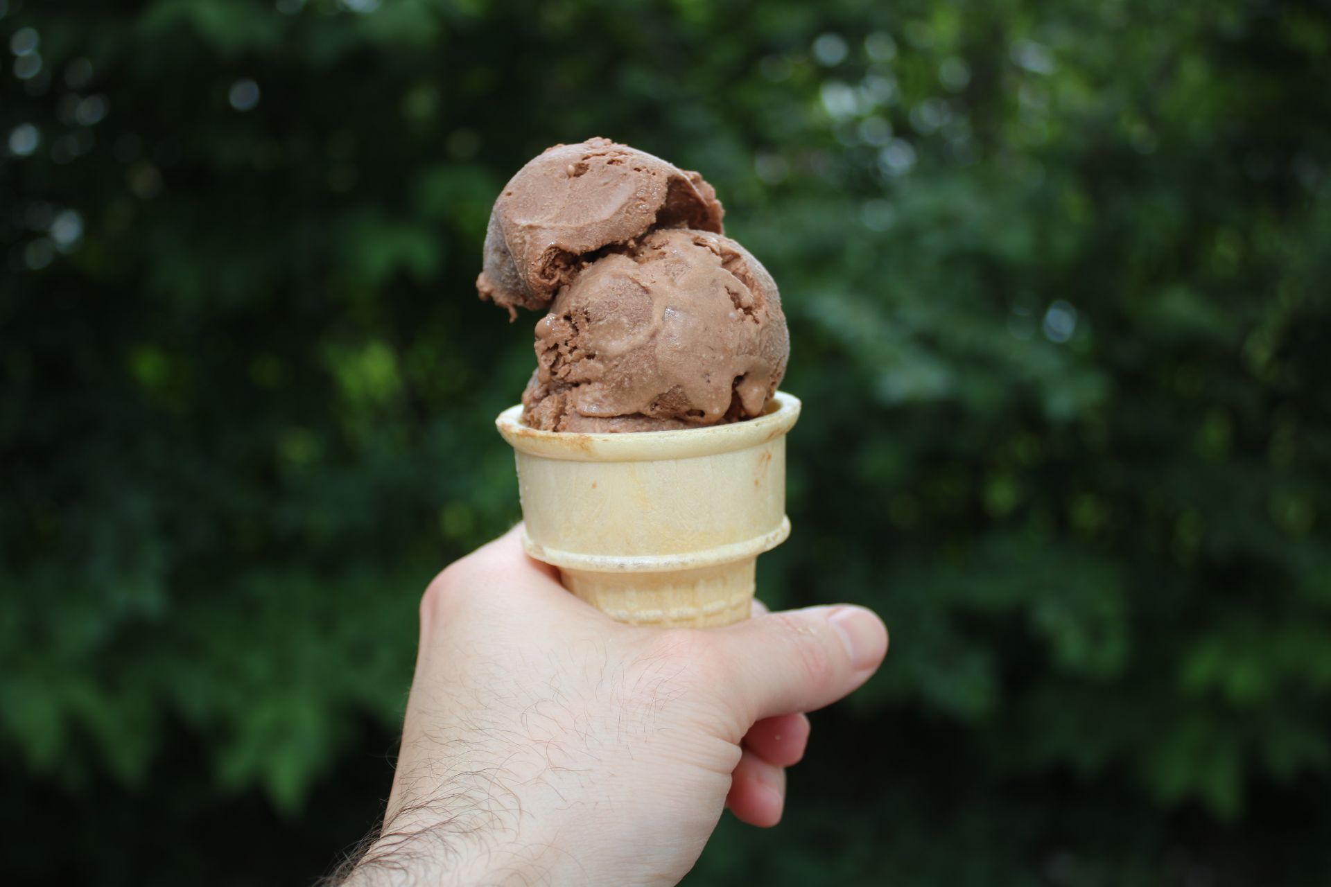 Crème glacée au chocolat sur un cornet