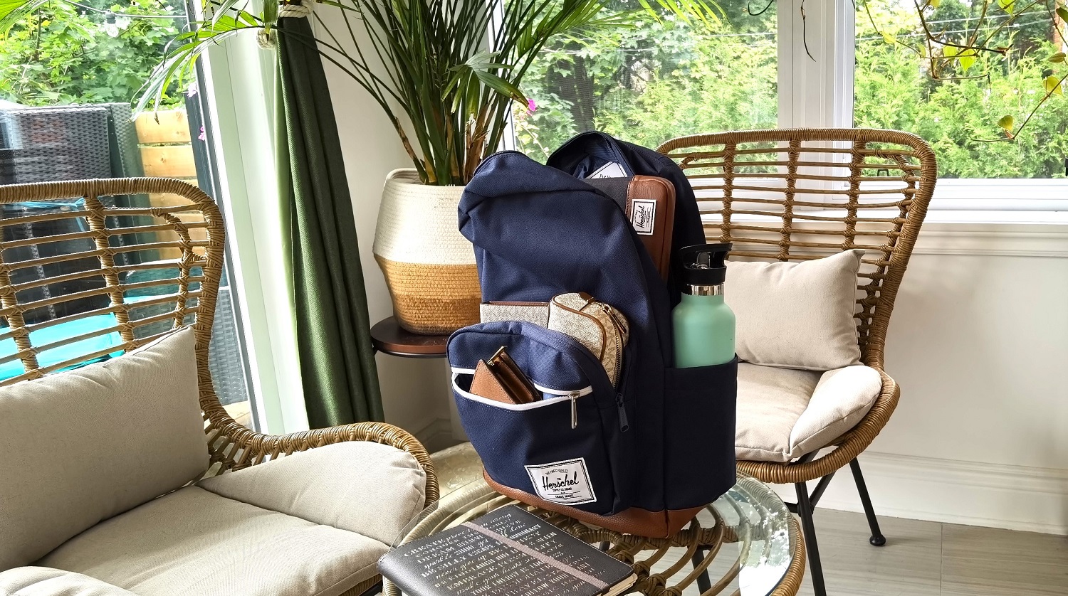 sac à dos Herschel sur une table avec accessoires
