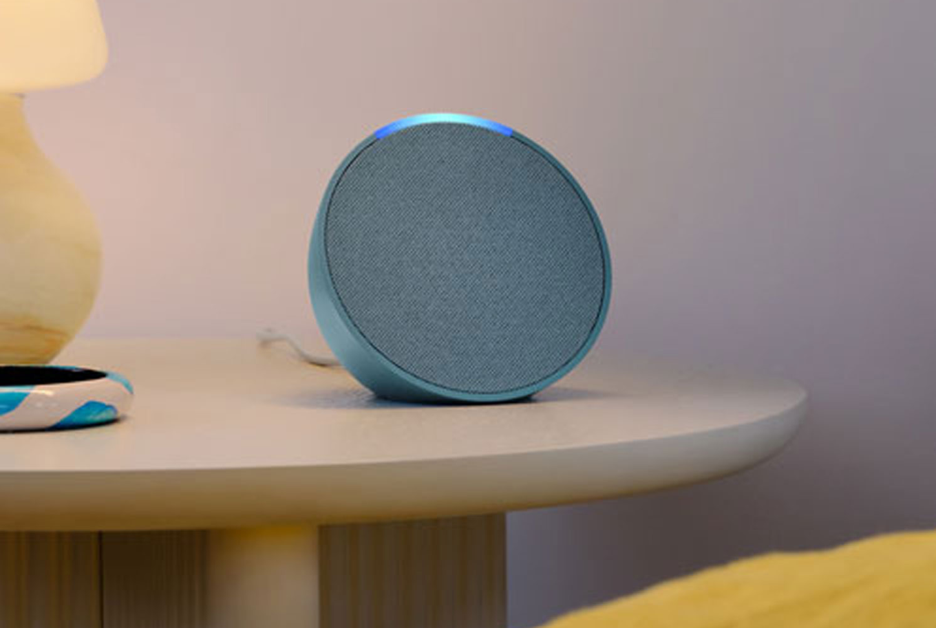 Haut-parleur intelligent Echo Pop d'Amazon avec Alexa sarcelle sur une table