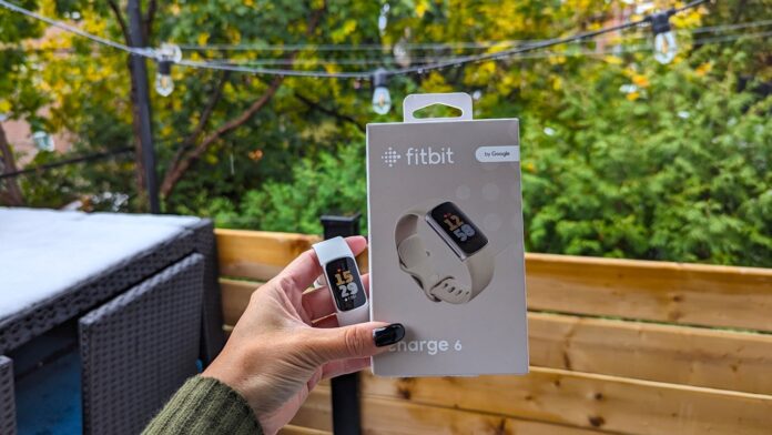 Moniteur activité Charge 6 de Fitbit avec GPS, fréquence cardiaque et sommeil.
