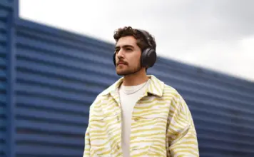 Image of men outside with Momentum 4 headphones by Sennheiser