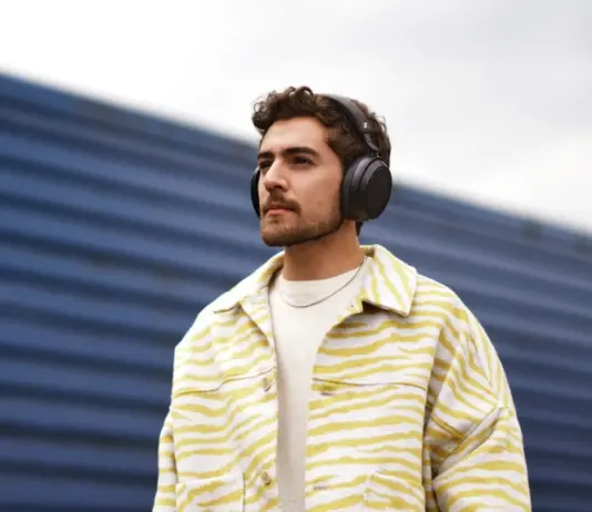 Image of men outside with Momentum 4 headphones by Sennheiser
