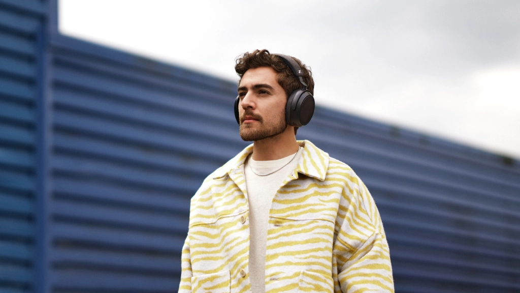 Image of men outside with Momentum 4 headphones by Sennheiser