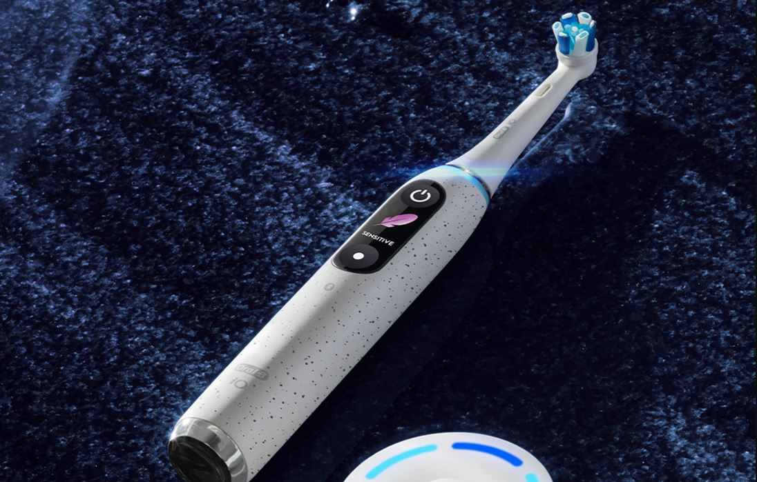 La brosse à dents électrique rechargeable iO de série 10 d'Oral-B