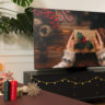 Téléviseur Samsung 4K avec image de Noël