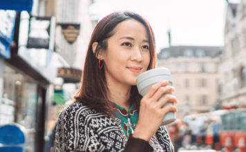 Femme savourant un café