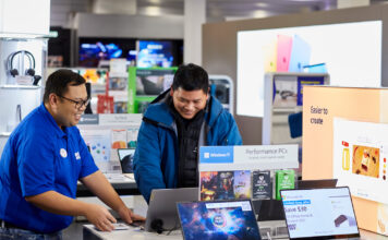 Chandail bleu de Best Buy faisant une démonstration dans la section Microsoft.