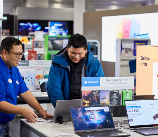Chandail bleu de Best Buy faisant une démonstration dans la section Microsoft.