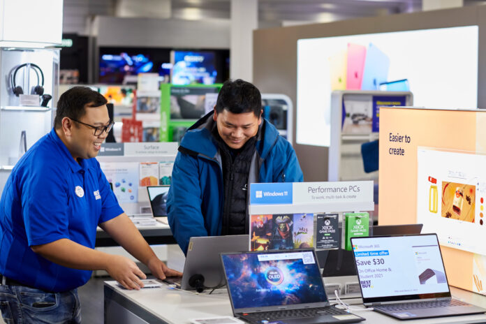 Chandail bleu de Best Buy faisant une démonstration dans la section Microsoft.