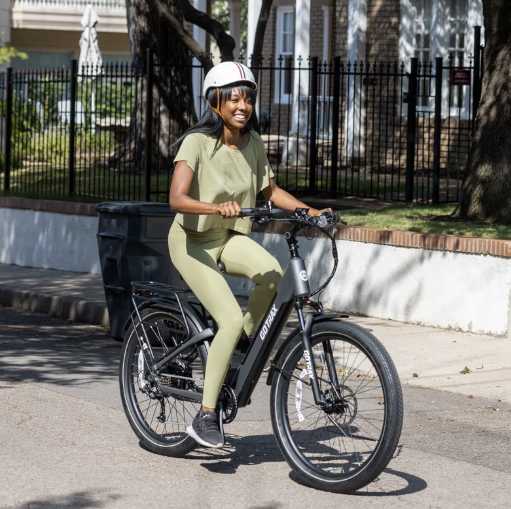 Une femme qui pédale sur un vélo électrique CTI 3