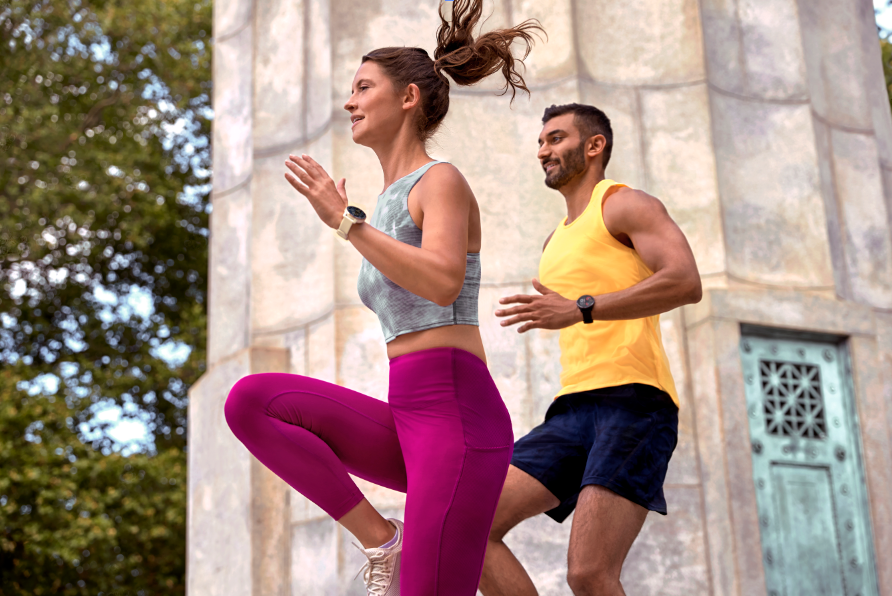Une femme et un homme font leur jogging avec une montre intelligente