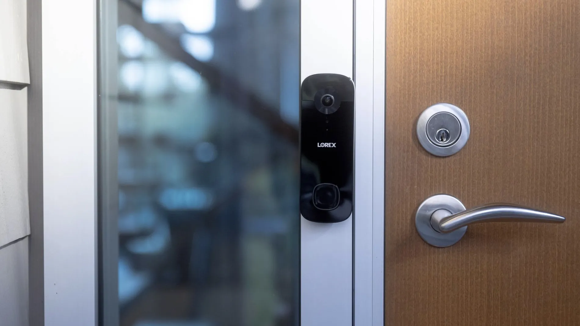 Picture of the new 4K battery-operated video doorbell on the door