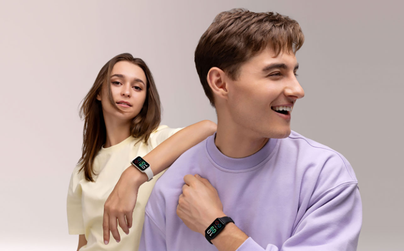 Un jeune homme et une jeune femme portant un moniteur d'activité Band 7 d'Amazfit 