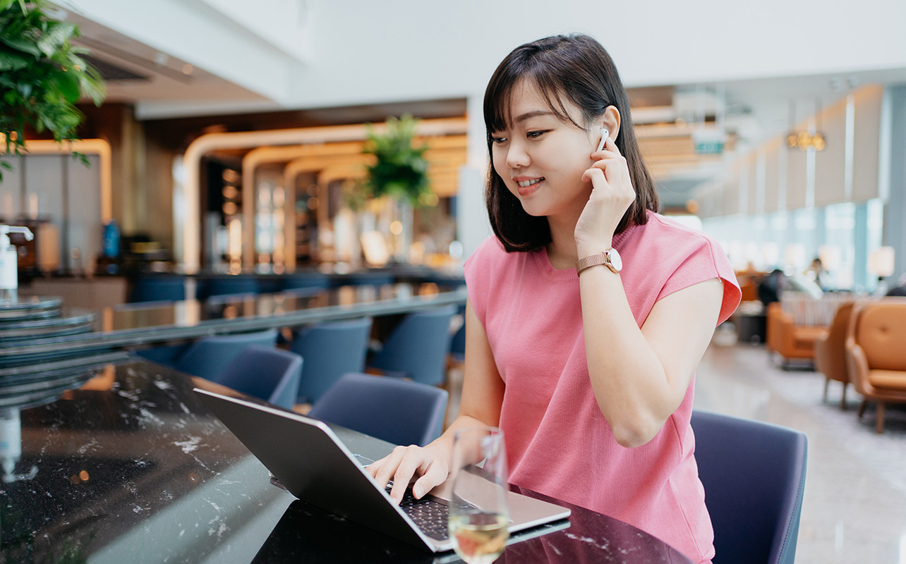 how to connect airpods to laptop