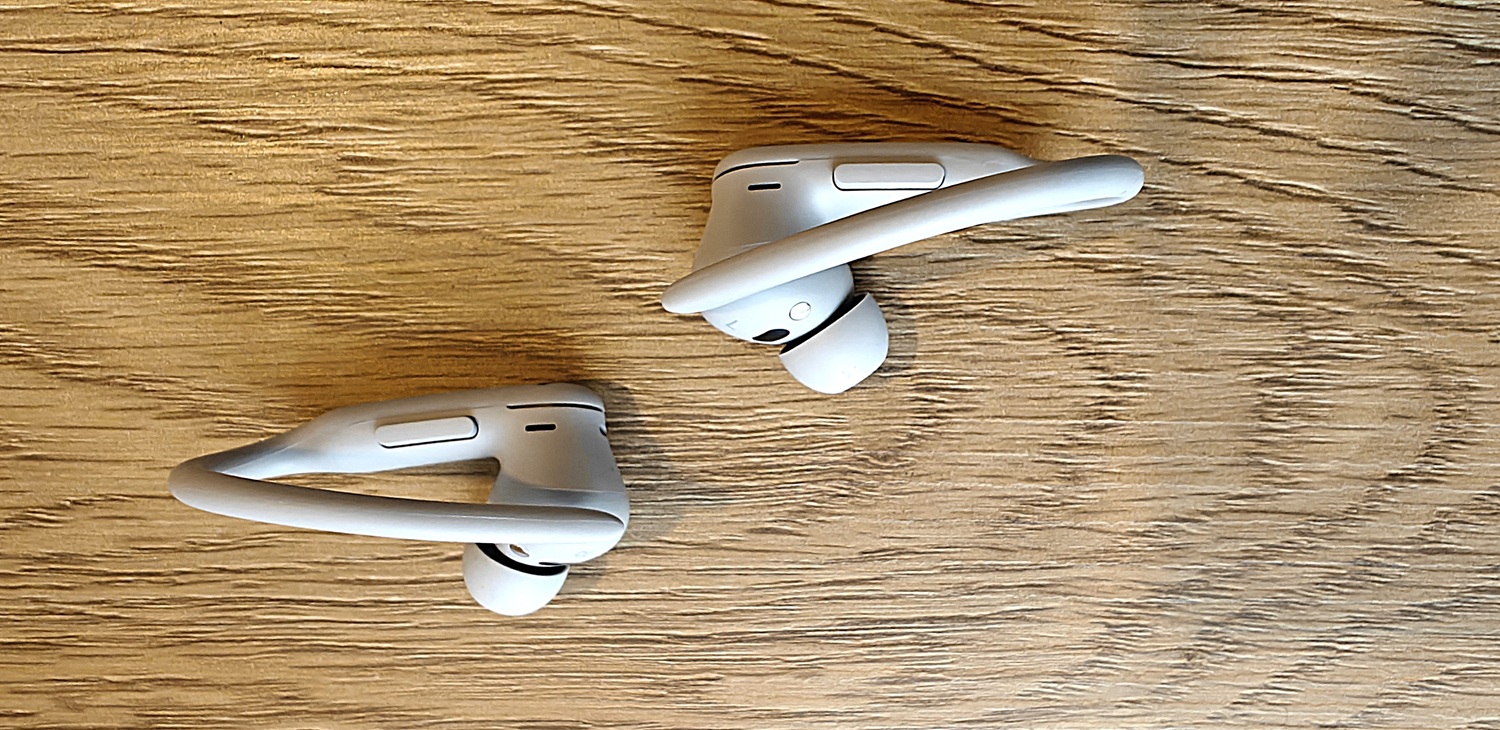 Powerbeats Pro 2 sur le côté avec les boutons exposés