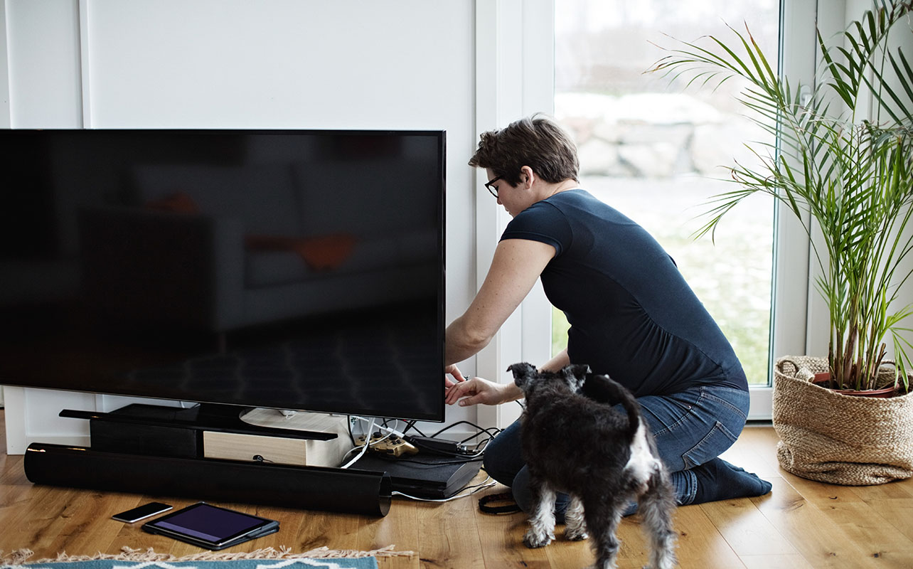 Dissimuler les câbles d'un téléviseur donne un aspect propre à votre installation et la rend plus sécuritaire.