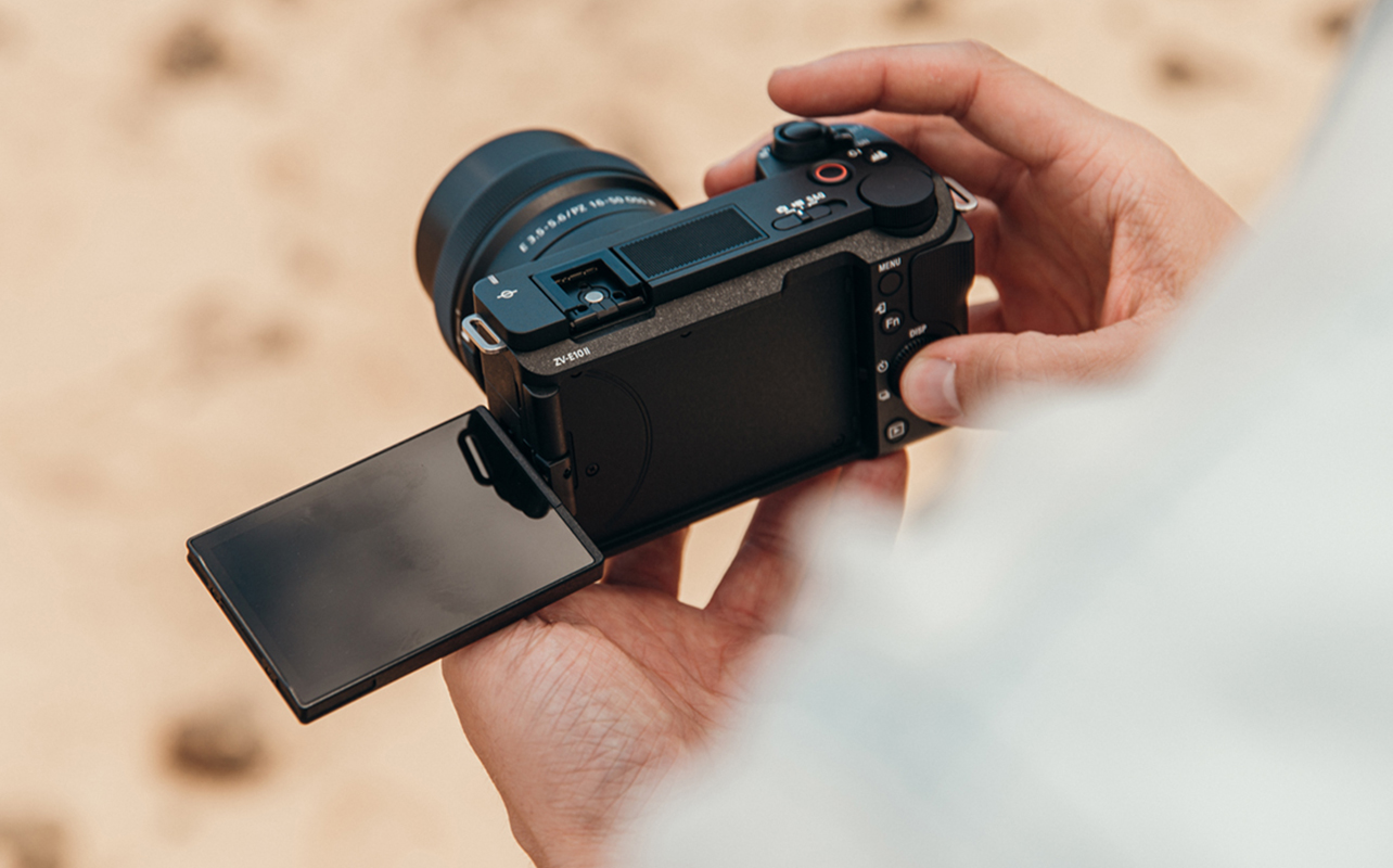 Appareil ZV-E10 II de Sony dans les mains d'un homme.