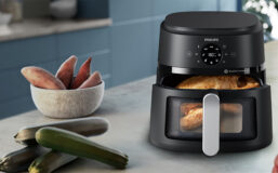 Philips 2000 Series air fryer with chicken, potatoes, and vegetables.