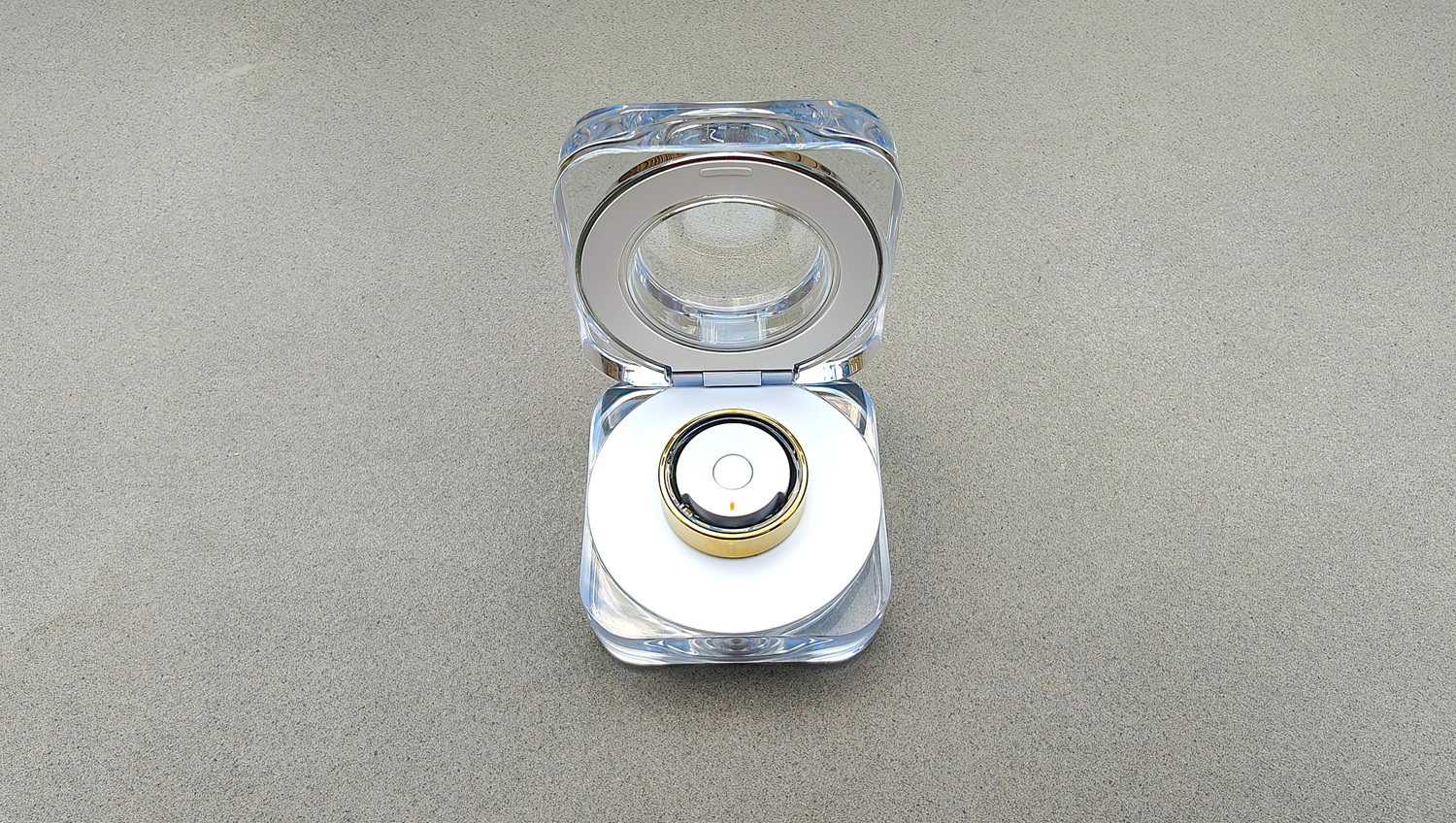 Boite qui permet de recharger l'anneau Galaxy Ring de Samsung