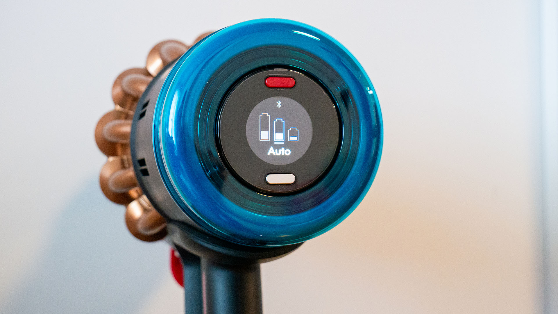Image de l'écran LCD de l'aspirateur-balai sans fil Piston Animal DS60 sur une petite tabl