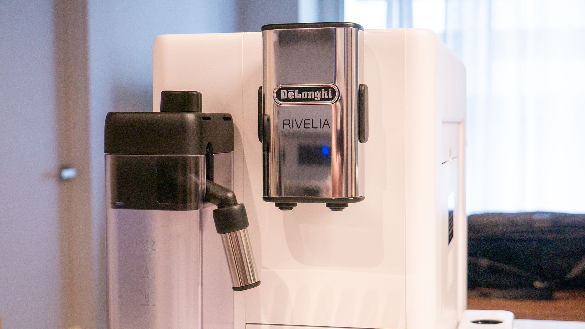 Image de la machine à espresso automatique Rivelia de De'Longhi avec l'accessoire LatteCrema