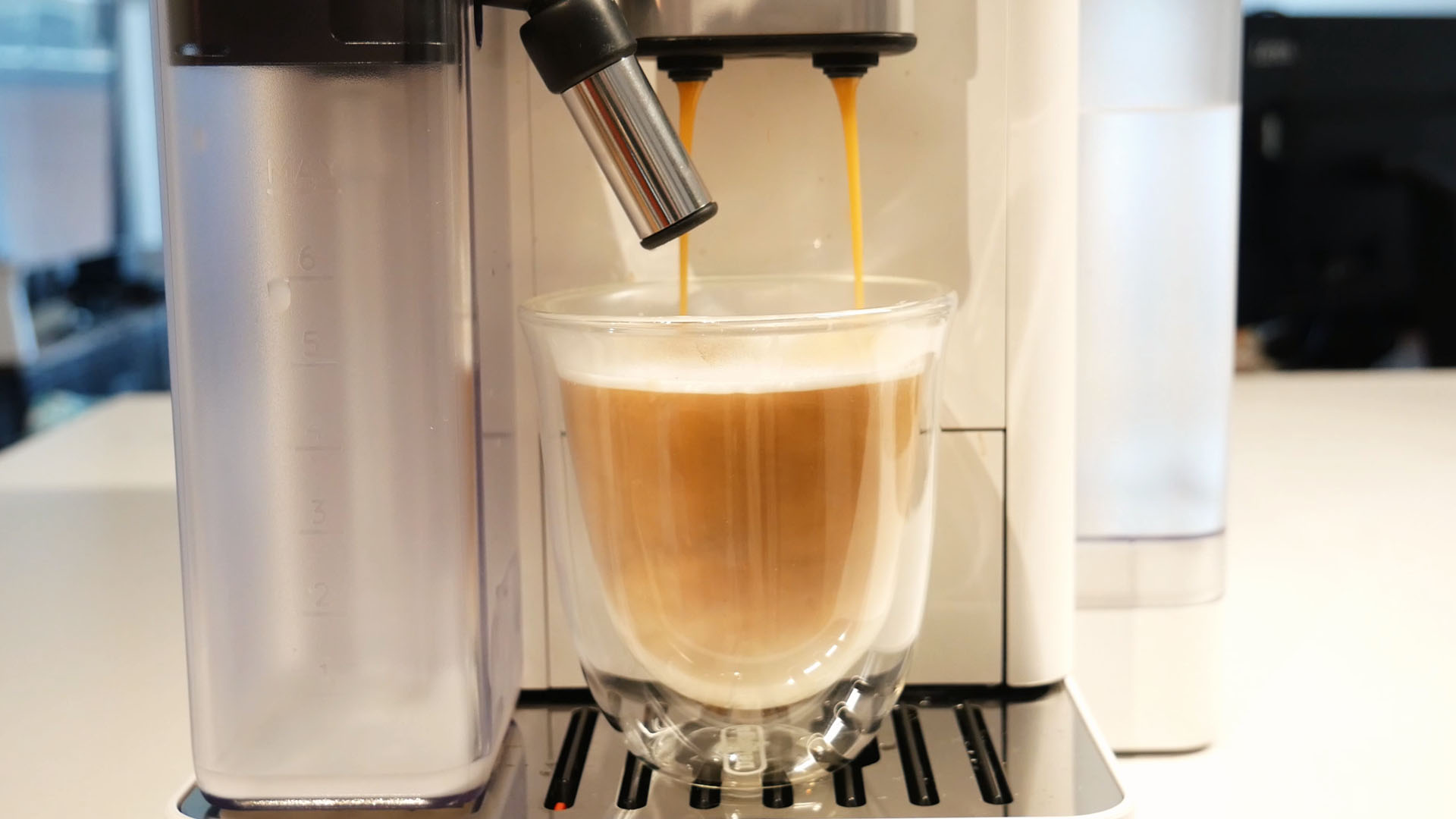 Image d'un latté effectué avec la machine à espresso automatique Rivelia de De'Longhi