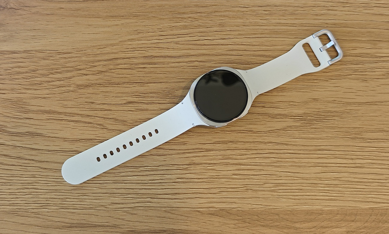 Samsung Galaxy Watch 8 déplié sur une table