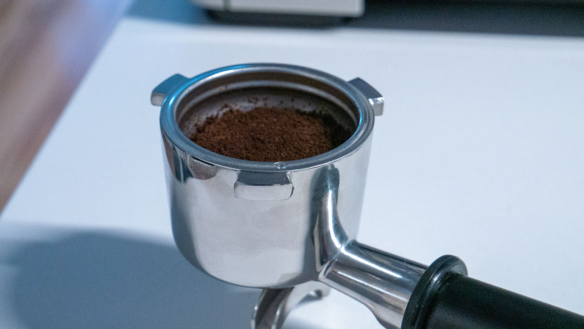 Image du tassage de café effectué par la machine à espresso La Specialista Opera de De'Longhi